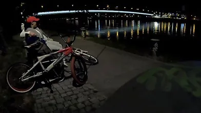 Coppia italiana fa sesso bollente sulla panchina al lago