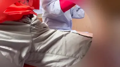 Pulizia hot sotto la tavola: segato con guanti dalla donna delle pulizie