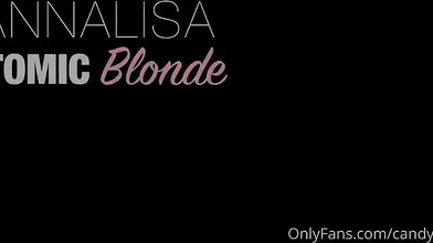 Trio bisessuale con bionda, mora tatuata: scopata e pompino hot