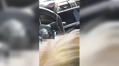 Moglie italiana scopata all'aperto in carsex da più uomini