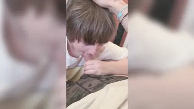 Giovane pornostar si esibisce in una superba fellatio