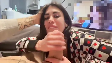 La giovane Francesca Palma eccita l'amico che le esplode in faccia