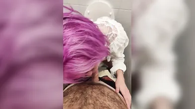 Ragazza italiana eccita il suo fidanzato con una sega nel bagno del ristorante