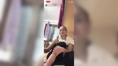 Gloria mostra i suoi piedi in diretta porno