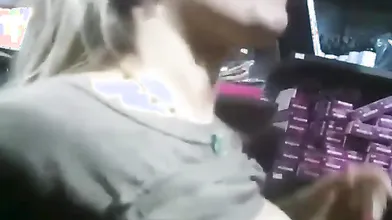 Cliente italiano scopre commessa sexy durante lavoro in negozio