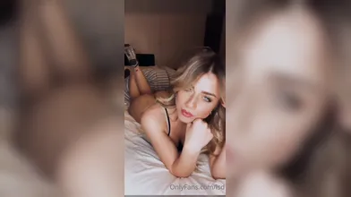 Affascinante biondina dei social in azione