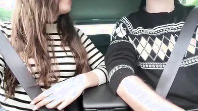 Da un passaggio all'amica che si lascia scopare