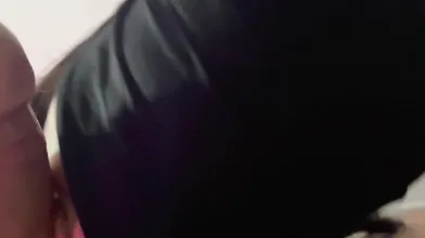 Pompino al buio con spruzzi in bocca