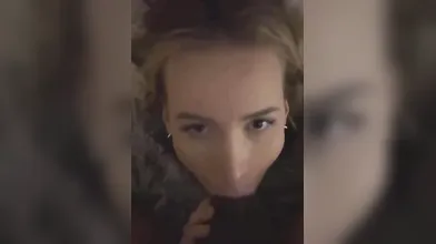 Figa bionda dal vivo: pompino fatto in casa dalla fidanzata