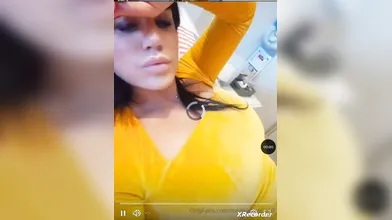 Marika Fruscio si masturba sensualissima davanti alla telecamera