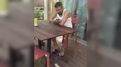 Il tradito è in spiaggia mentre io mi faccio scopare da un suo amico