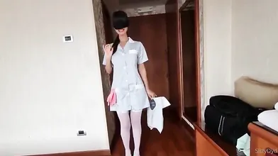 Cameriera italiana inseguita e scopata da un cliente bollente