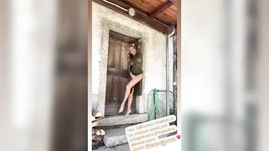 Ragazza ribelle sexy video tettona social