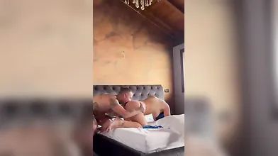 Bella italiana tatuata con fondoschiena prorompente scopata a pecora