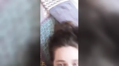 Accarezzo il viso della dolce ragazza innamorata