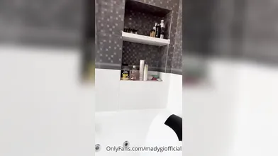 Mady si scopre sotto la doccia: video hot su OF