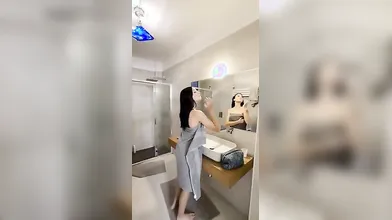 Amiche italiane lesbiche si scambiano sesso hot su OnlyFans