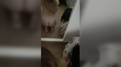 Lei gli fa una sega al suo fidanzato davanti alla telecamera