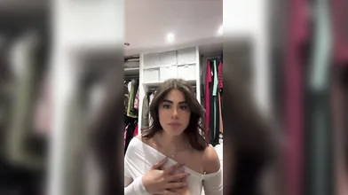 Live show sexy con morettina italiana e capezzoli erecti