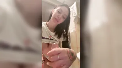 Adoro tenerlo duro in mano e masturbarlo con passione