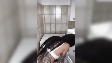 Una voglia folle, amore - Si eccita sfiorando la lavatrice