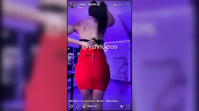 Audrey Martin si spoglia sensualemente