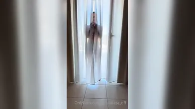 Priscilla Salerno sexy senza veli sul balcone