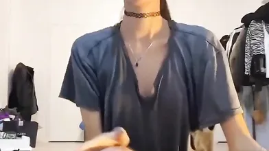 Pompino amatoriale di giovane fidanzata mora italiana