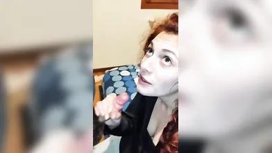 Succhiata amatoriale di una ragazza dai capelli rossi in italiano