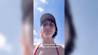 Linda Stabilini in costume da bagno sexy