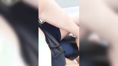 Seducente pompa della ragazza sul motorino in movimento