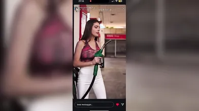 Asia Gianese si diverte con la pompa di carburante erotica