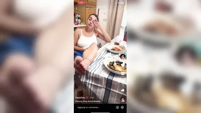 Ragazza trasgressiva e selvaggia in azione