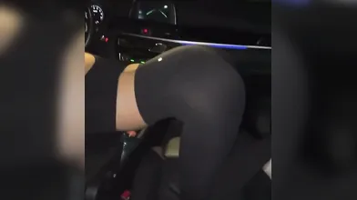 Incontri bollenti in auto con la fidanzata appassionata