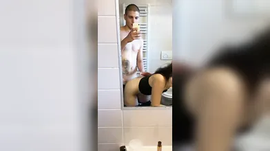 Serena, la fidanzata sexy, scopata intensamente in bagno