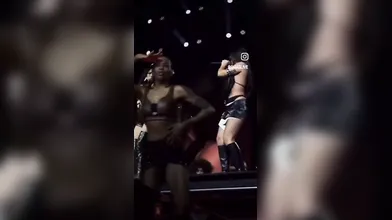 Elodie e Gaia: spettacolo erotico in concerto italiano