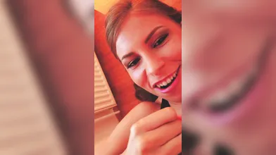 Lei si gode una grande pioggia di sperma sul viso