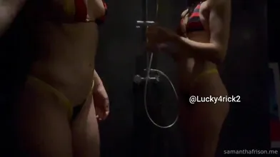 Samantha Frison e amica si scambiano giochi lesbici sotto la doccia Of