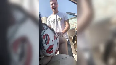 Coppia italiana si eccita e fa sesso bollente in macchina al parcheggio