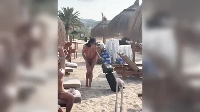 Elodie sensuale sulla spiaggia italiana