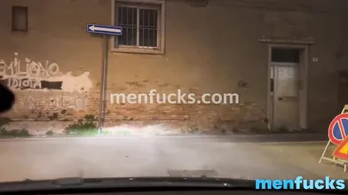 Accompagno una morettina sexy che si concede un amplesso hot in macchina