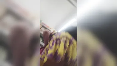 Mature provocante al supermercato con la gonna sollevata