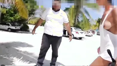 Sfizy e le sue tentazioni esibizioniste in taxi