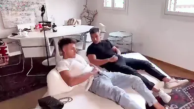 Bea soddisfa a fondo due amici con una pompa hot