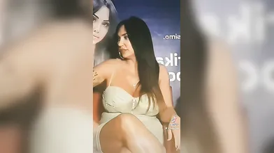 Marika Fruscio in minigonna: upskirt mozzafiato