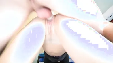 Fotte la sua ragazza e le spara il piacere in faccia