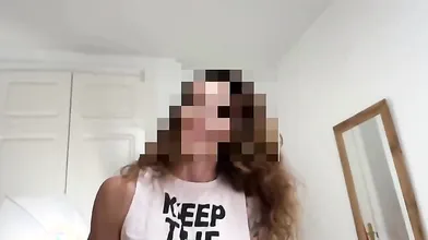 Cornuta moglie spagnola con tette grandi che si concede all'amico