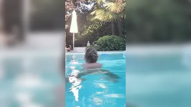 Alba Parietti si mostra completamente nuda mentre nuota in piscina