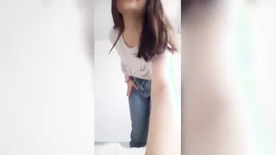 Pamela 18enne studentessa si sveste e si masturba caliente