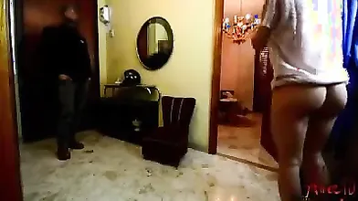 Alice90 si fa scopare dal fattorino del delivery